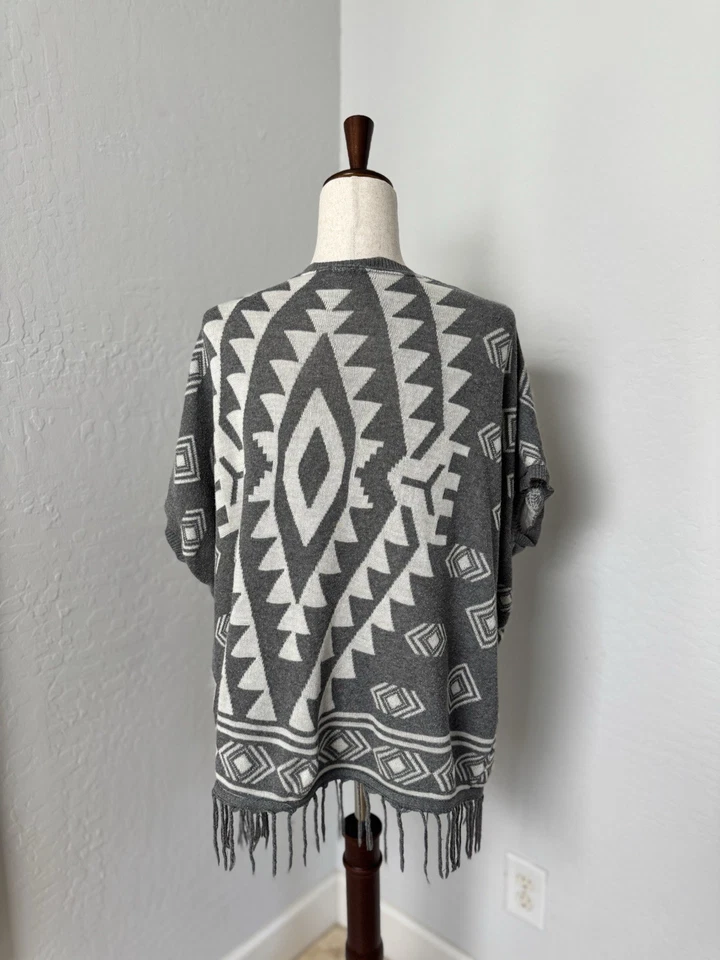 Charlotte Russe Aztex Estampado Envoltura Abierta, Talla M, Gris/Blanco Foto 4 de 4