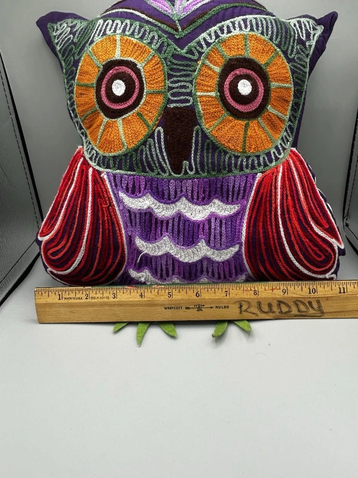 Almohada Búho Vintage Company Decoración Varios Colores. La espalda es morada. Foto 3 de 4