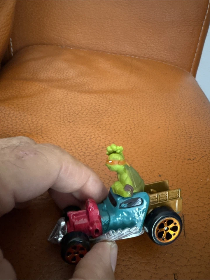 Playmates Teenage Mutant Ninja Turtles 2014 Michael Angelo coche fundido a presión 2 3/4" Foto 3 de 4