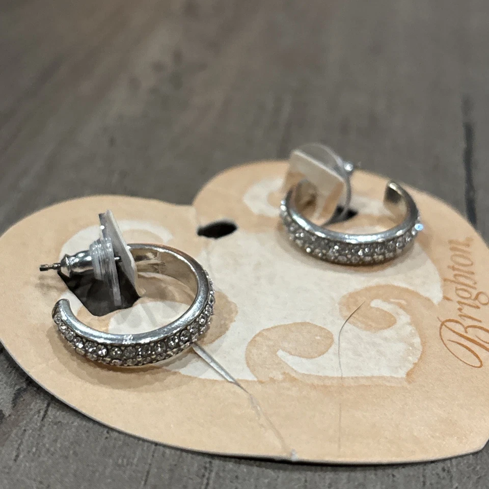 Aros Brighton tono plata con pedrería transparente  Foto 3 de 4