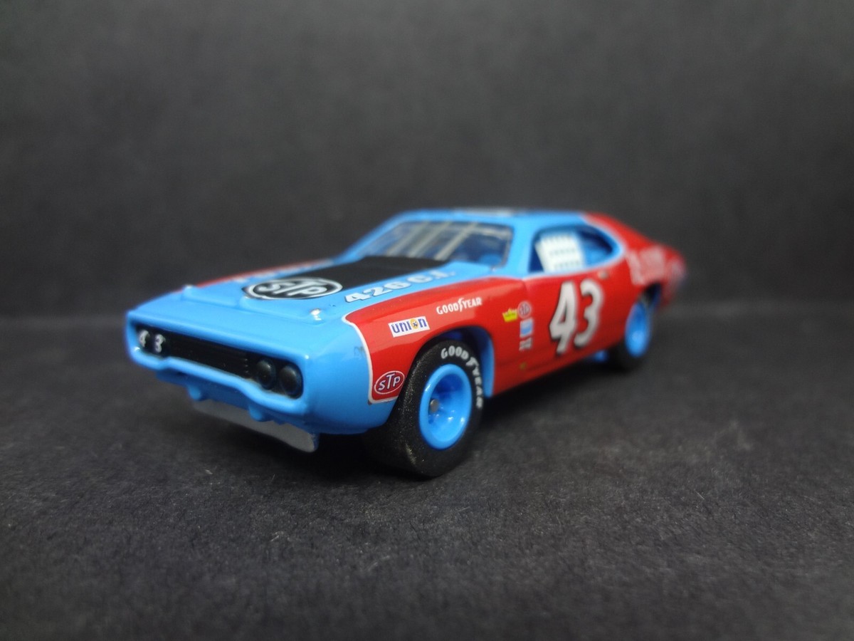 Voiture Miniature Johnny Lightning 1:64 – Richard Petty Plymouth Road Runner 1972, édition Pop Culture