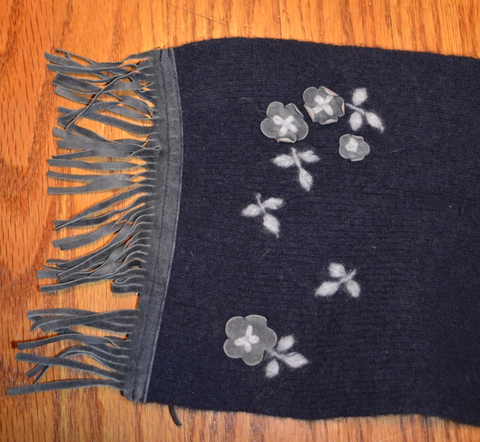 Women's Lambs Wool & Rabbit Hair Knit Scarf Navy W/ Flowers Suede Trim - Imagem 2 de 4
