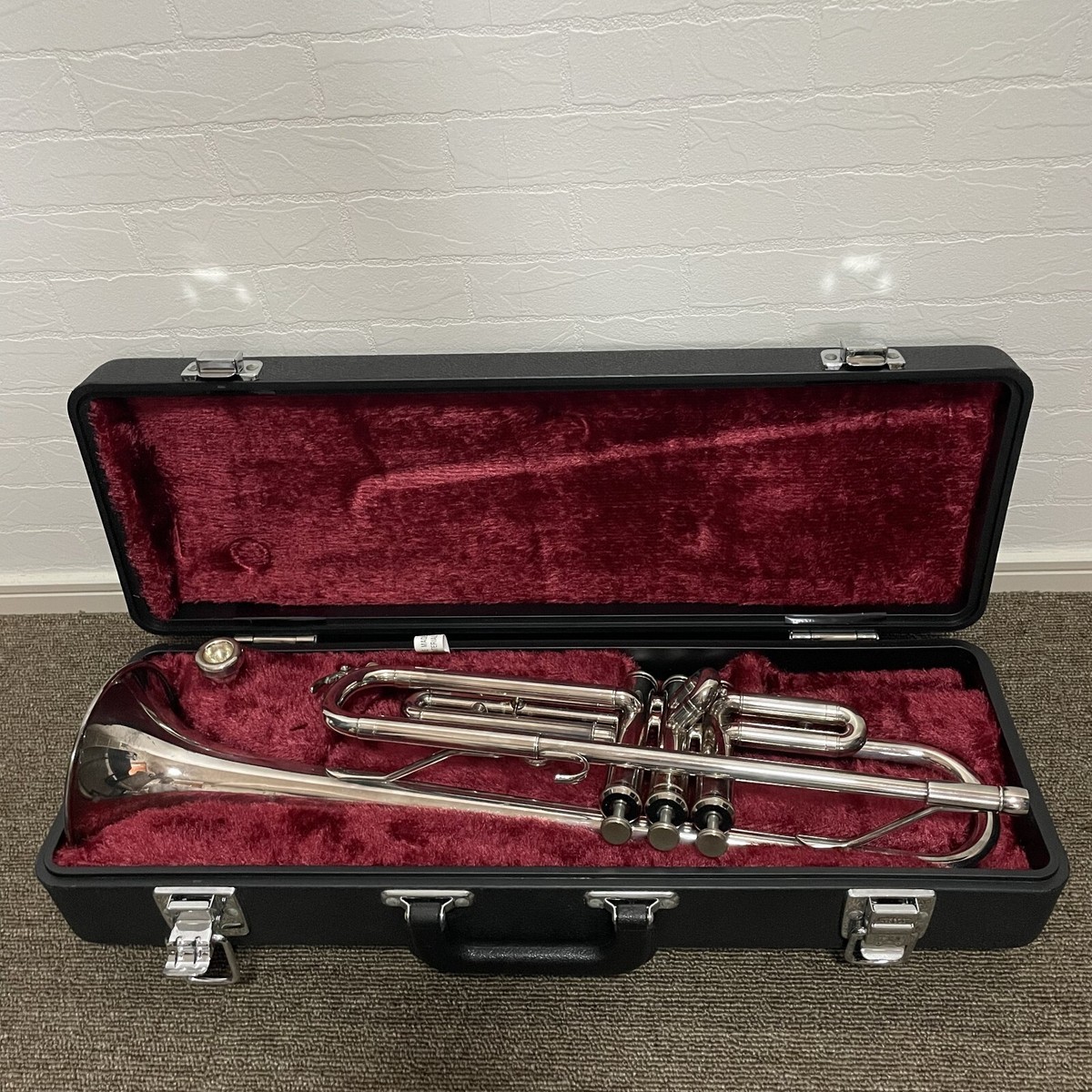 YAMAHA YTR-1335S Trumpet Silver color with Hard Case & Mouthpiece YAMAHA YTR-1335S Trumpet Silver color with Hard Case & Mouthpiece