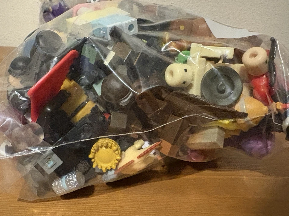 Estatuillas Jazwares Roblox surtidas aleatoriamente con accesorios SIN códigos [a granel] Foto 3 de 4