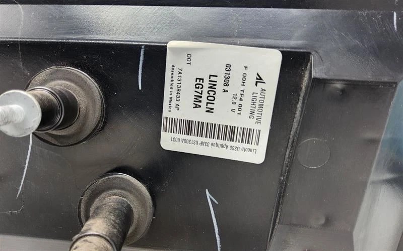 2007 - 2010 LINCOLN MKX TRUNK TAILGATE TRIM BEZEL MOULDING CENTER 3RD BRAKE LAMP - Image 3 of 3