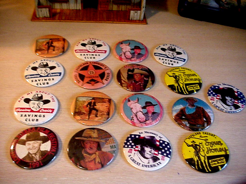 VINTAGE LOT ( 17 ) WESTERN PIN BADGES, ROY ROGERS, HOPALONG CASSIDY, JOHN WYANE