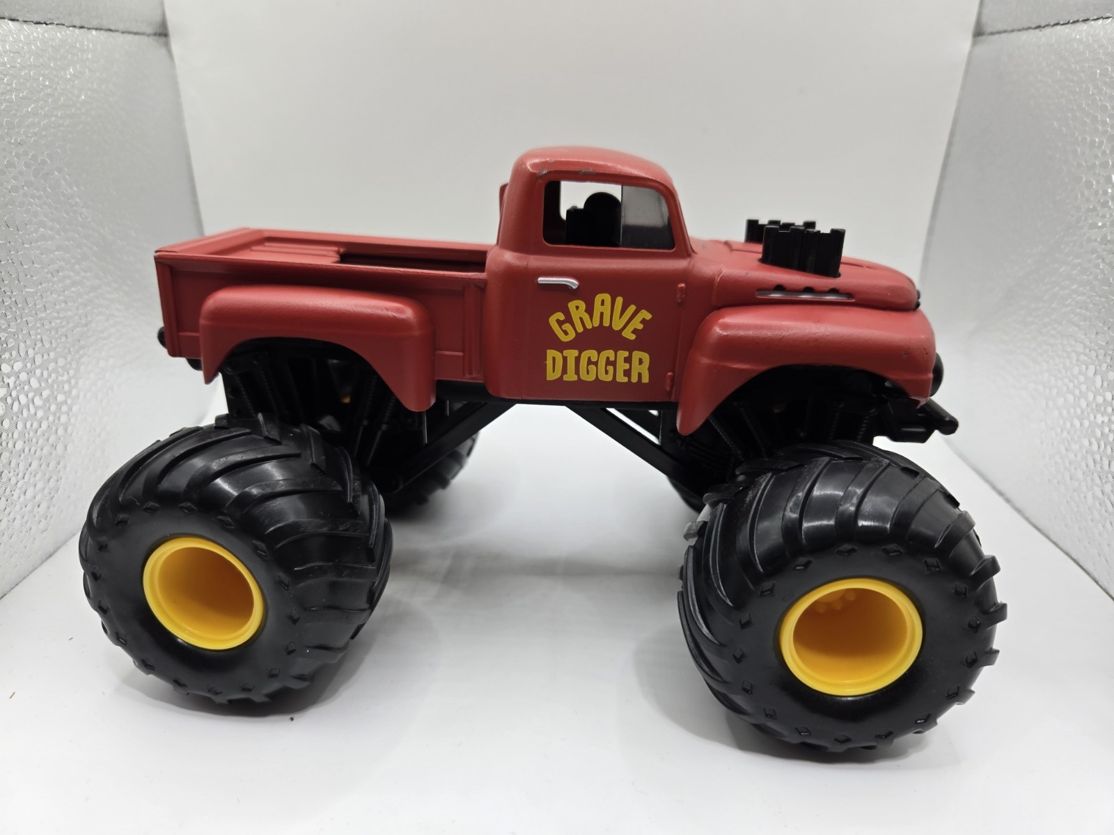 2023 Monster Jam RED Vintage Edition GRAVE DIGGER Spin Master 1:24 Monster Truck