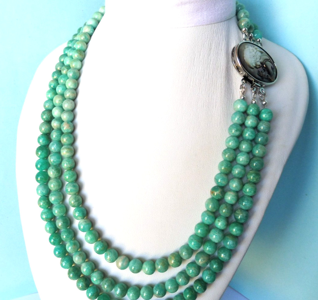 Collier en Amazonite verte à 3 rangs de 6mm et son fermoir camée élégant