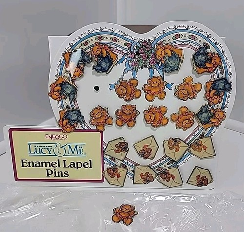 Enesco Vtg Lucy & Me Holiday Bear Pin Counter Top Display 24 Bear Pins 1992 - Foto 2 di 8