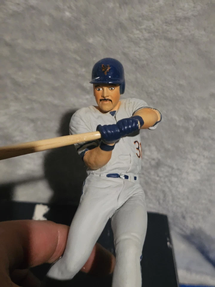 Mike Piazza  Salvino  Figurine, COMES WITH THE CASE!! - Image 3 of 4