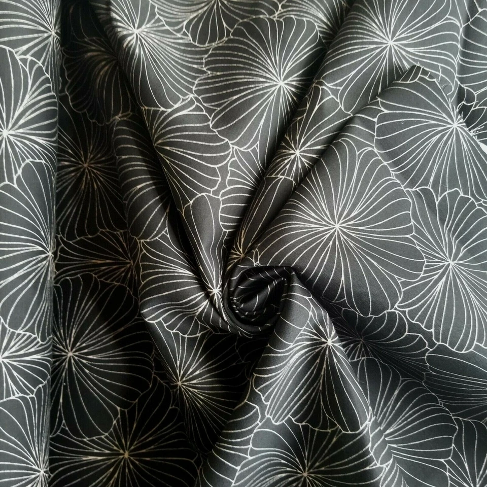 Elegante satén reverso algodón negro pesado con flores beige grabadas Foto 3 de 3