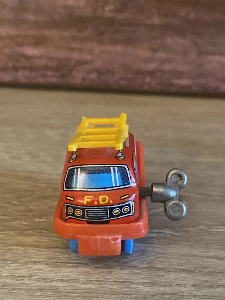 TIN WIND UP TOY JAPAN FIRE CHIEF caminhão de bombeiros vermelho com escada amarela chave de metal vintage - Imagem 2 de 4