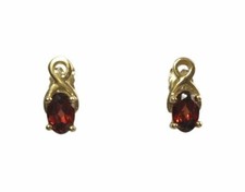 9 ct yellow gold and oval garnet stud earrings