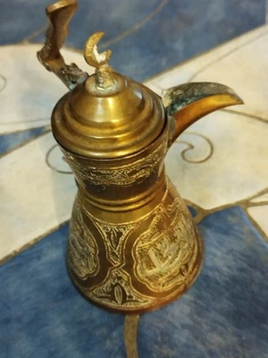 Cafetière antique en laiton aux motifs arabes Provenance Lucien Clergue - Photo 1/4