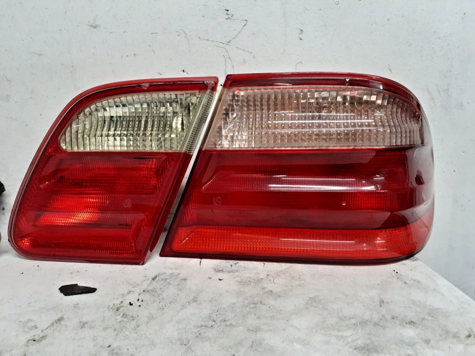 Conjuntos de luces traseras transparentes originales Mercedes-Benz E320/E430 2000-2002 Foto 4 de 4