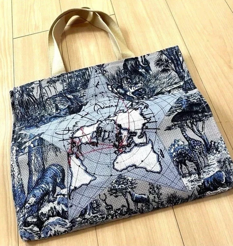 Sac fourre tout en paille Dior Autour du monde édition limitée