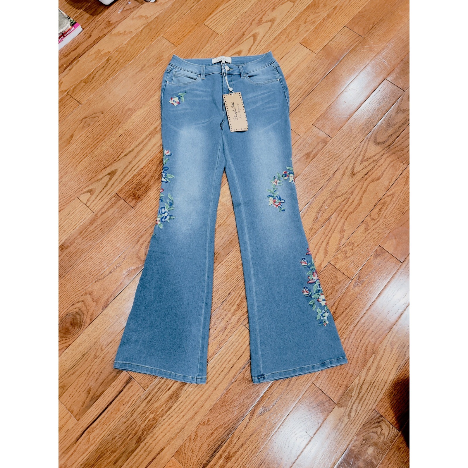Sheryl Crow Floral Embroidered Flare Jeans Medium Wash Blue Denim NWT Size 8