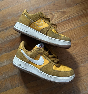 Nike Air Force 1 '07 SE First Use University Gold Suede Low Top DA8302-700. DUNK
