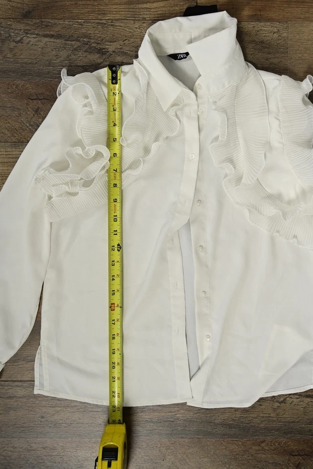 Blusa da moda feminina Zara S. branca com babados com botão e destaque de gravata  - Imagem 3 de 4