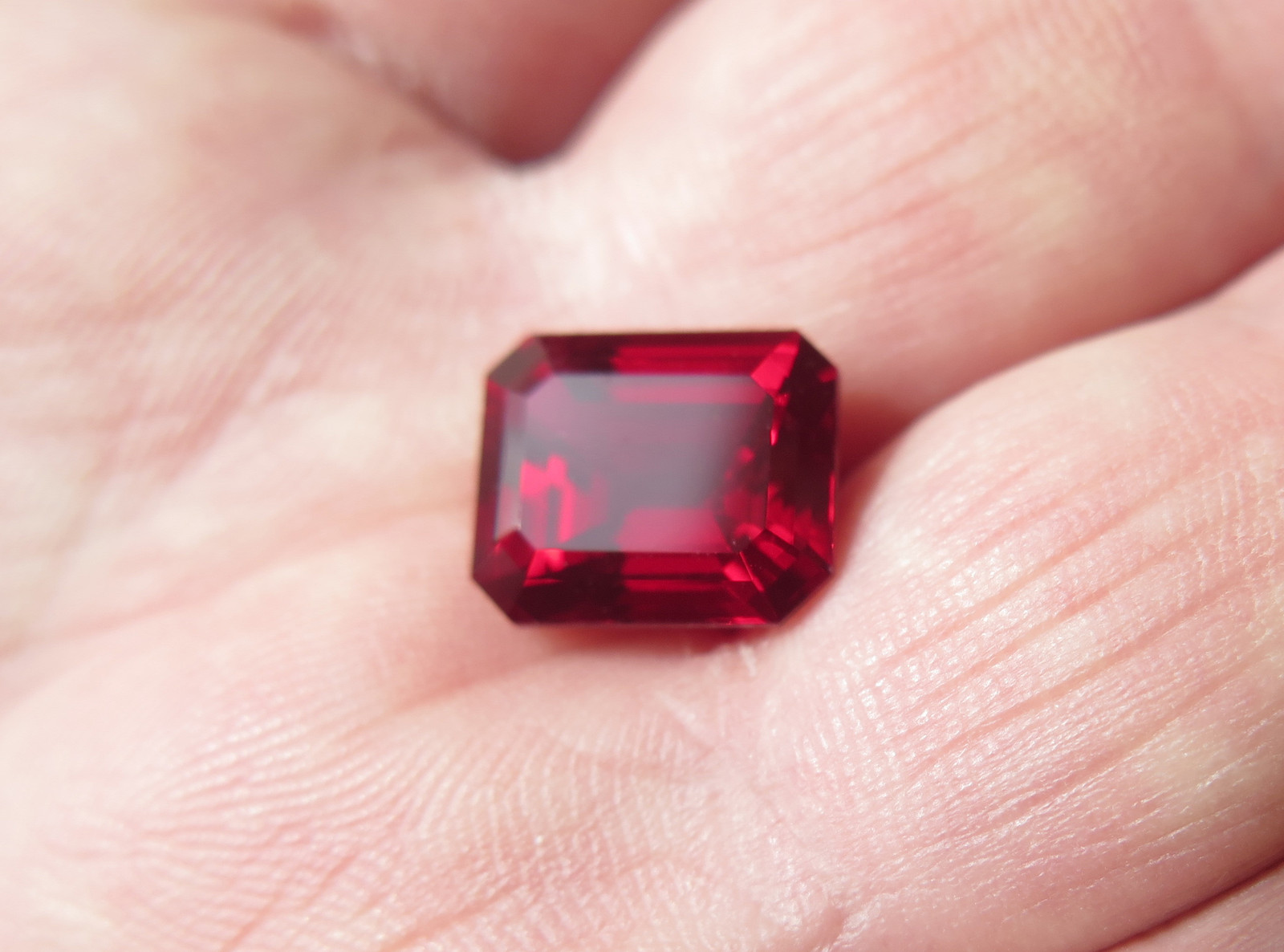 Rubis Verneuil rouge sang de pigeon 12x10mm sans inclusions visibles