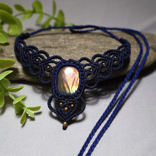 Golden Flash Labradorite — collier ras du cou, ombre et macramé clair tissé s...