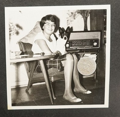 Foto Portrait junge Frau Jugend Nylons Haustier Hund Radio Möbel Bild Brille