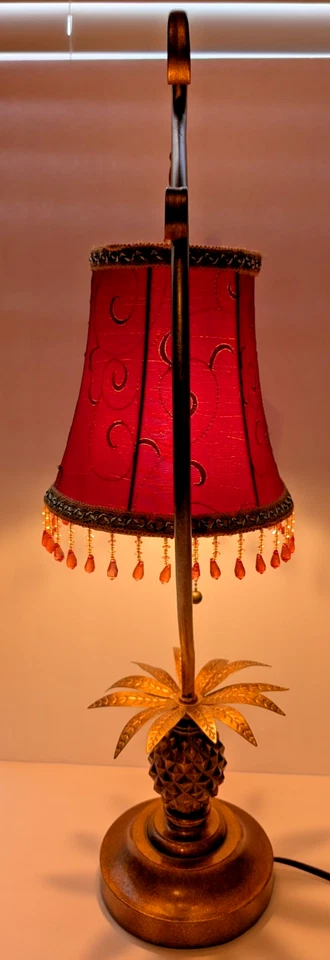 Lámpara de mesa estilo piña Tommy Bahama, pantalla roja con cuentas MCM Foto 2 de 4