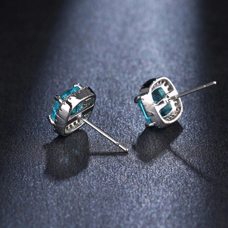 Aretes con halo de circonita cúbica y topacio azul talla cojín ZARD en placa de platino Foto 2 de 3