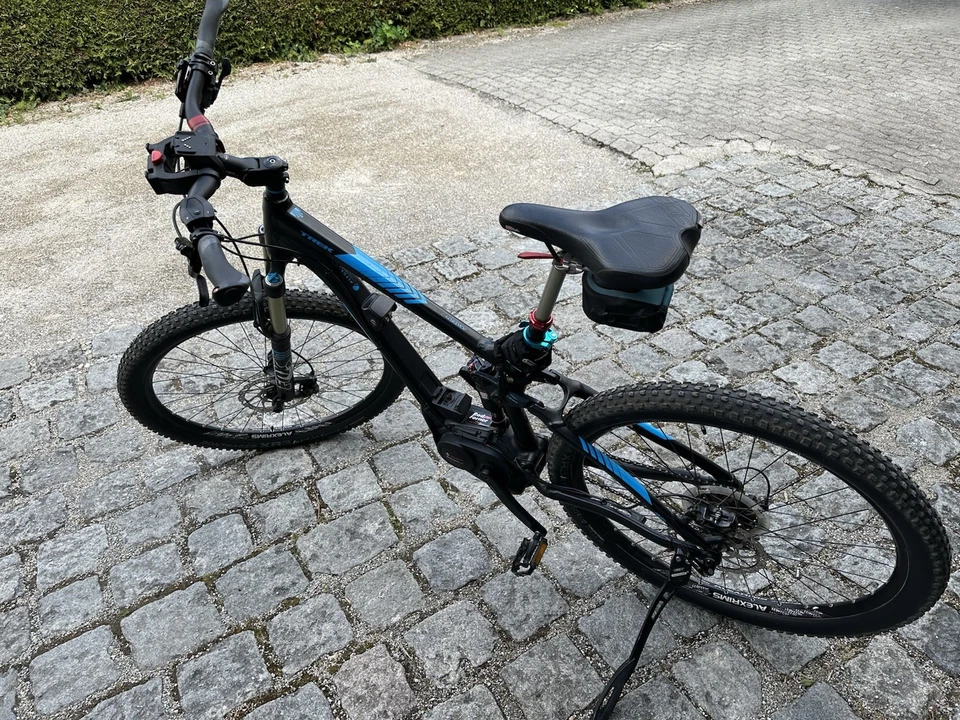 E-Bike; Mountainbike Trek 2015 Powerly +FS 7  17.5  Matte Black/Cyan 