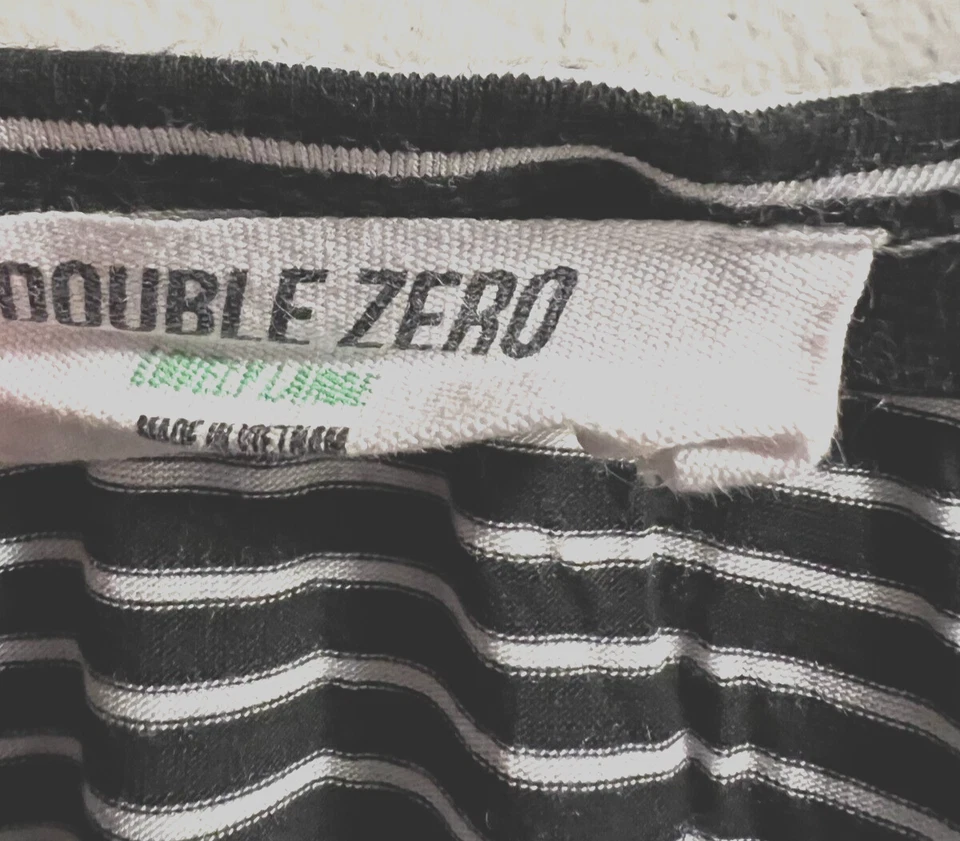 Top Mujer Talla Grande Doble Cero Marca Blanco y Negro Rayas Cuello en V Elástico Foto 3 de 4