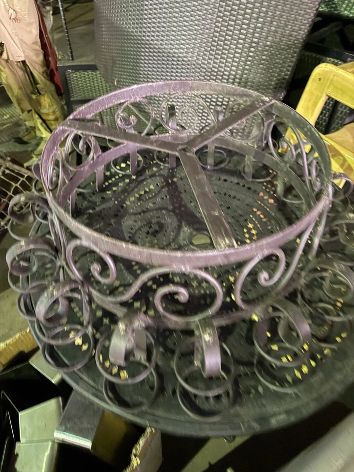 "Antigua exhibición colgante de flores Jardiniere de hierro forjado negro 27"" de ancho X 9"" de alto" Foto 2 de 4