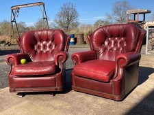 A FINE QUALITY PAIR OF VINTAGE RED LEATHER CHESTERFIELD ARMCHAIRS
