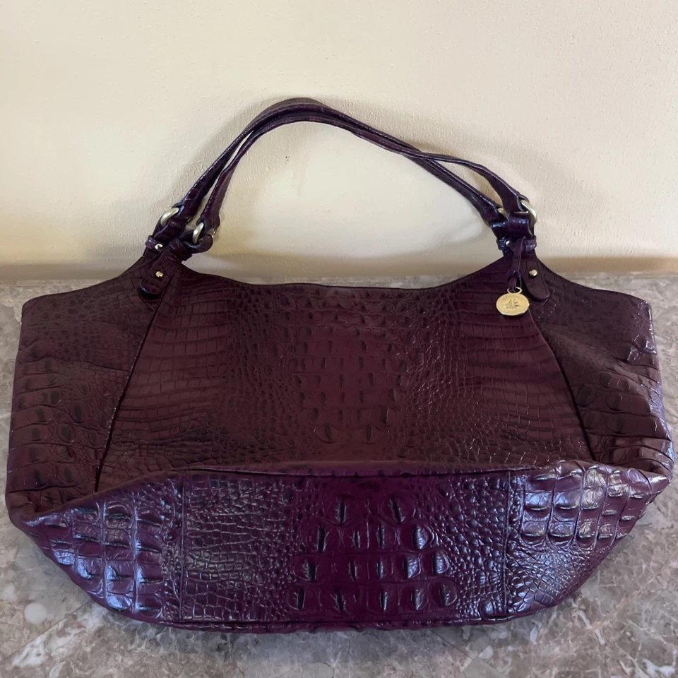 BOLSO DE HOMBRO DE CUERO BRAHMIN MARIANNA Grande Color Vino Repujado Foto 3 de 4