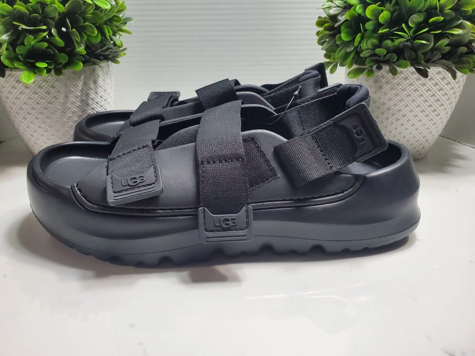 Ugg Stratus Sandali Uomo Cinturino Regolabile Leggeri Uomo Taglia 8 Nero ⚫ Nuovi con etichette