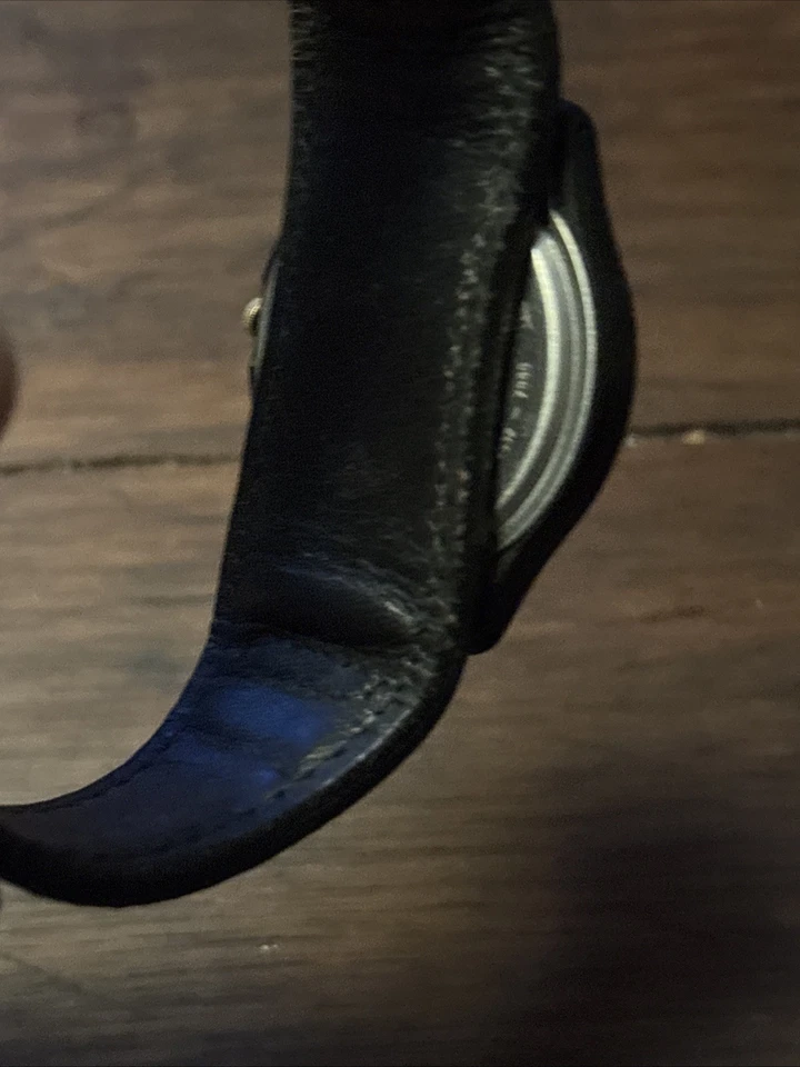 Reloj Lorus de cuartos de galón negro y dorado para hombre Foto 2 de 3