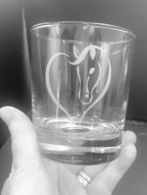 Pferdekopf in einem Herzen graviert Whiskyglas Geschenk mit Schiefer Untersetzer Geschenkset