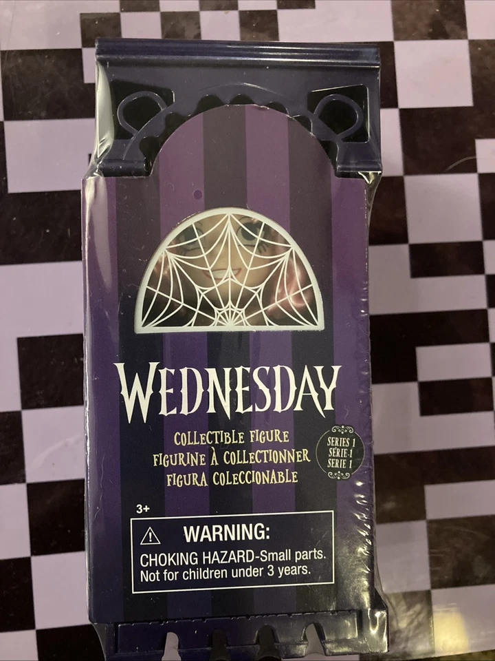 ¡NUEVO! Serie 1 Just Play Wednesday ENID SINCLAIR Figura Casa Apilable + 1 Peluche Foto 4 de 4