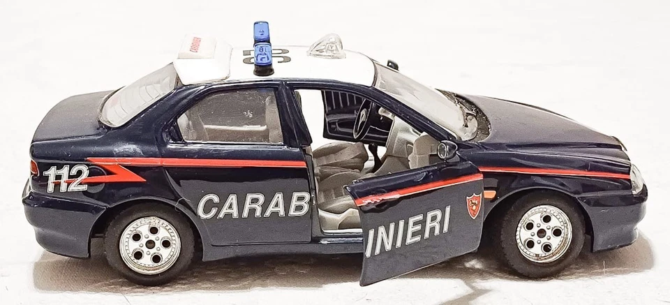 Burago Alfa Romeo 156 Carabinieri. Scala 1/24, 2 aperture funzionanti. Ottima - Immagine 2 di 4