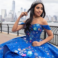 Vestido de baile Charro azul con volantes en capas 3D flores vestidos de quinceañera contorneados