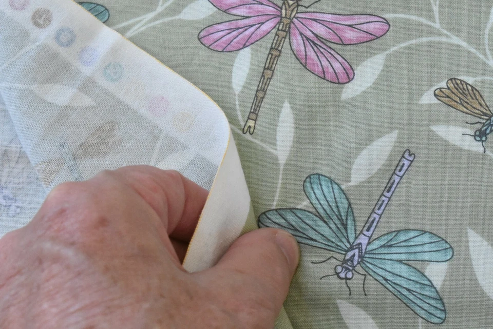 Por 1/2 yarda, coloridas moscas dragón en algodón verde menta, Marcus/Jarrar, P7192 Foto 4 de 4