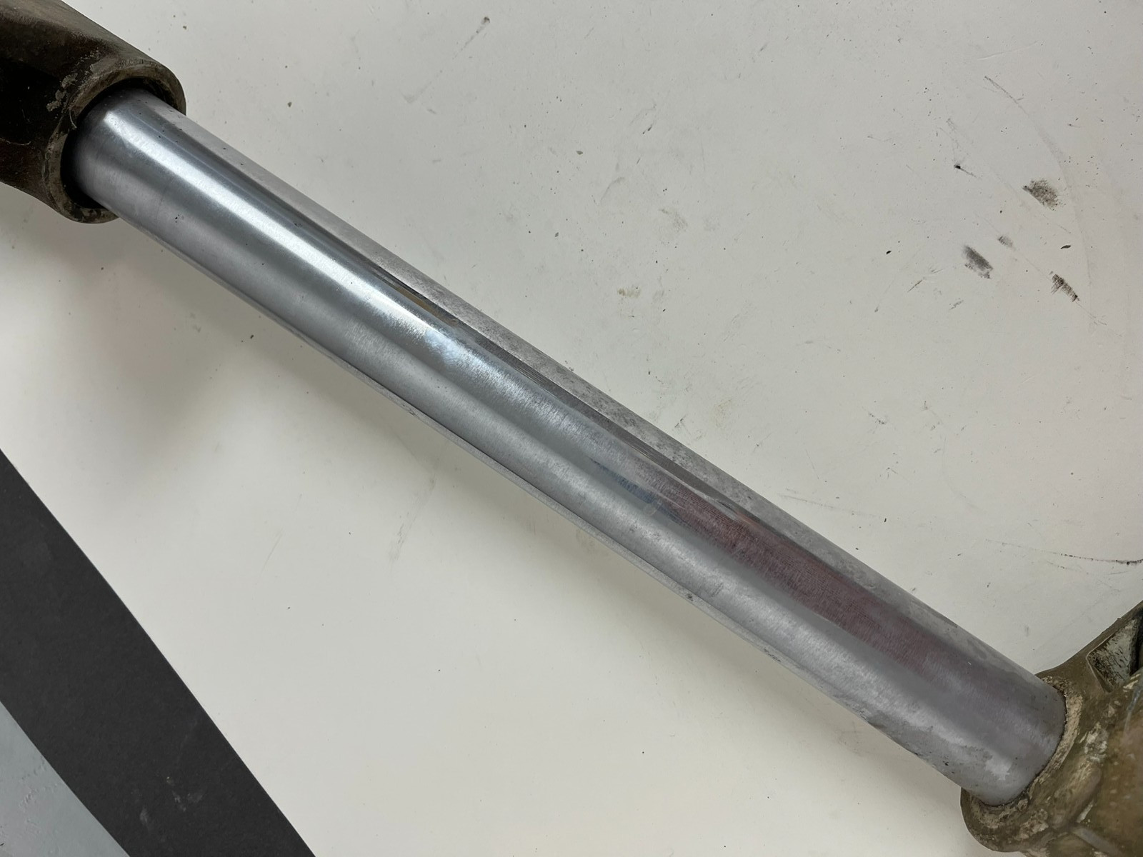 PIPER PA-28 MAIN LANDING GEAR LEG STRUT CYLINDER AXLE 63305-4 AIRCRAFT