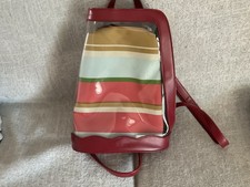 sac à dos ville rouge rayé, zippé, bretelles réglables et pochette amovible