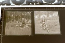 zwei tolle alte Negativ - Mann mit Oldtimer Mofa, Moped - Marke ???