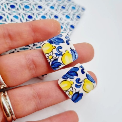 orecchini lobo in ceramica con limoni gialli e foglie blu - Foto 2 di 4