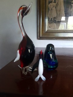 Auswahl an Glasfiguren inklusive Briefbeschwerer im Wedgwood Stil