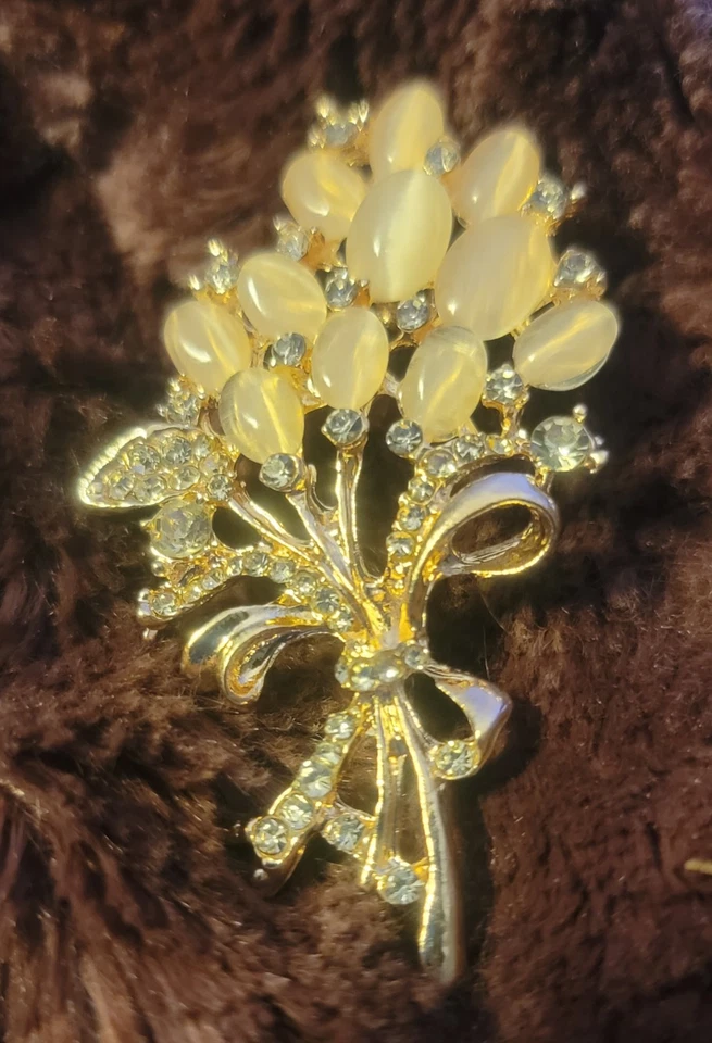 Broche o prendedor de bufanda floral de piedra de ojo de ópalo simulado de inspiración vintage Foto 2 de 4