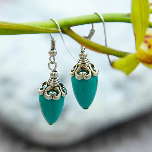 Boucles d'oreilles Tibétaines en Argent Tibétain et Turquoise reconstituée - Photo 1/1