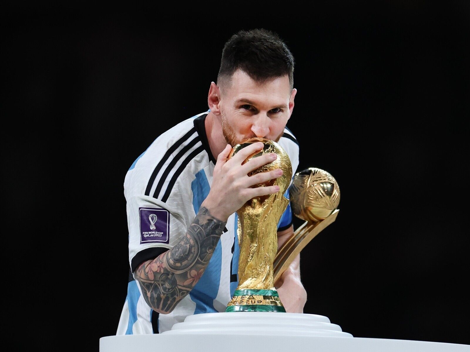 Việc Messi hôn giải thưởng sẽ khiến bạn cảm thấy xúc động và cảm thấy tự hào về thành tích vĩ đại của anh ấy. Hãy xem hình ảnh liên quan để đắm chìm trong khoảnh khắc ngọt ngào này của Messi.