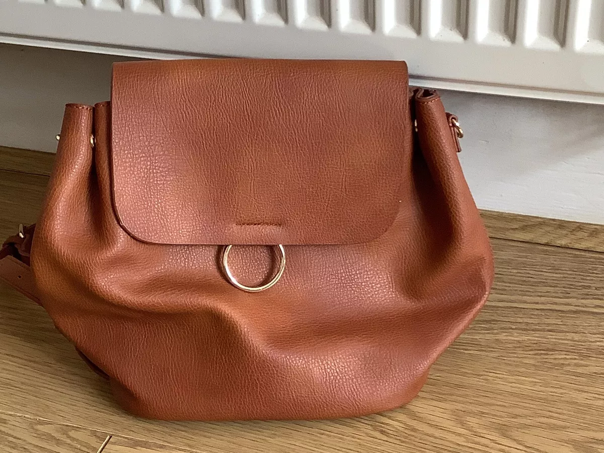 The handbag sales warehouse