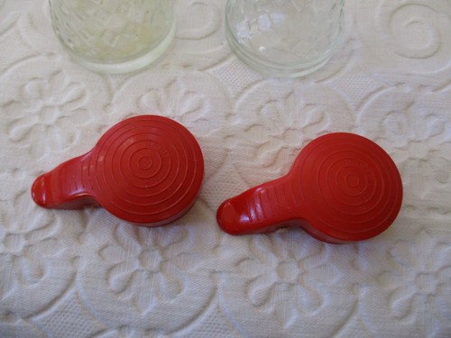 Vintage Danielle Salt & Pepper Shakers 1950's Red Flip Top Clear Diamond Glass - Picture 8 of 15
